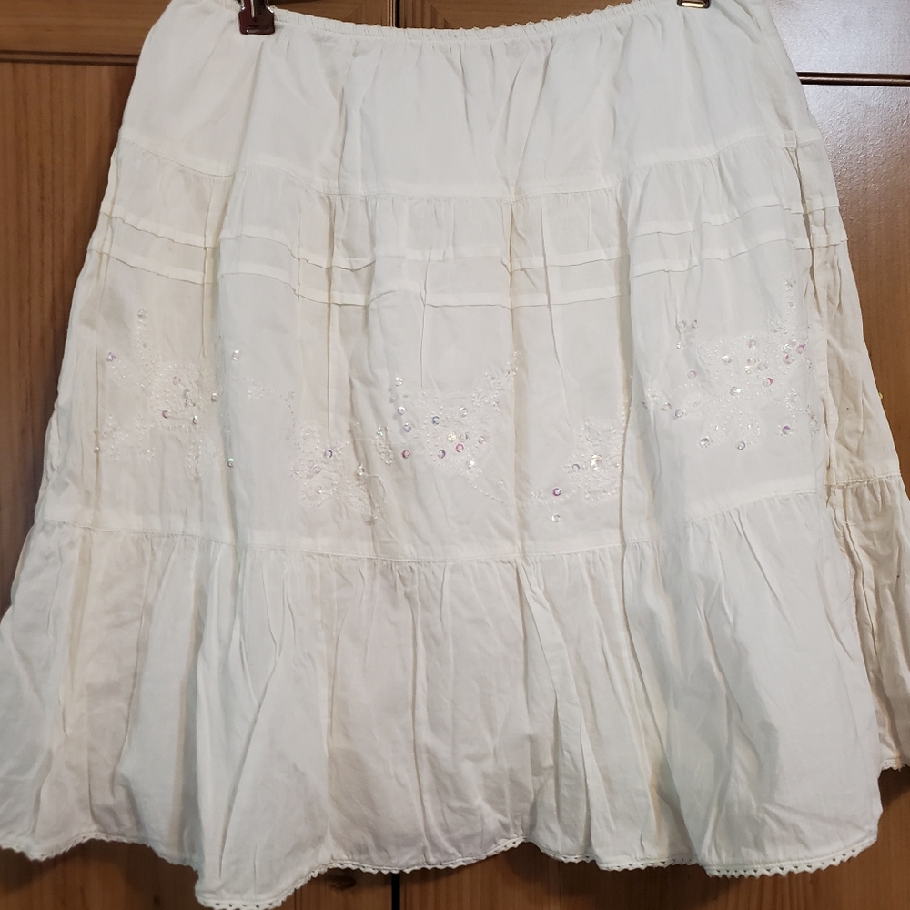 Arizona Jean Company White Embroidered Midi Skirt